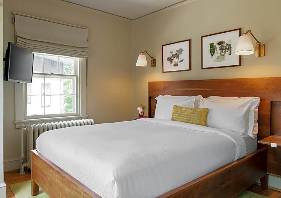 Oakhurst Inn at the University