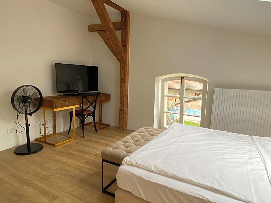 Zamek Sarny - Schloss Scharfeneck