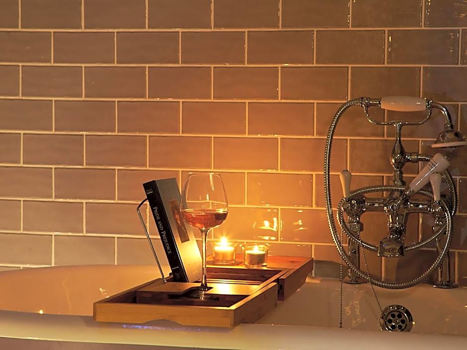 The Plough Inn & Cottages