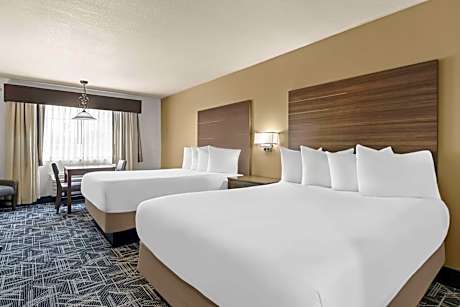 Suite with Four Queen Beds - Non-Smoking