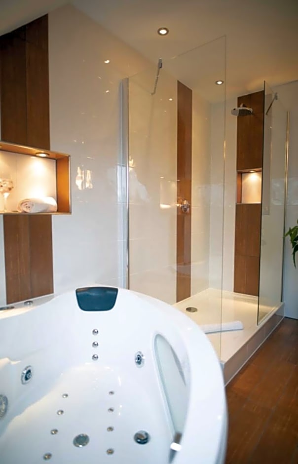 Vier Jahreszeiten Suite mit Whirlpool Badewanne L Vazzano