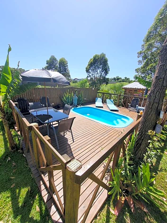 Pousada Rosa Shanti, café da manhã opcional, apenas 4 cabanas, piscina, estacionamento privativo, área de festas com churrasqueira e cervejeira, cantinho da fogueira, localizado junto a natureza