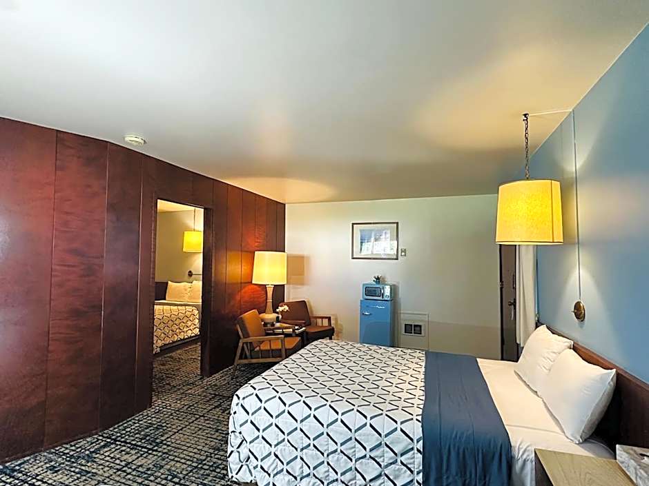 Curly Redwood Lodge