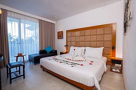 Deluxe Pool View Room