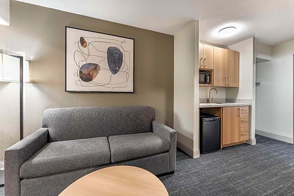Days Inn & Suites by Wyndham Thunder Bay