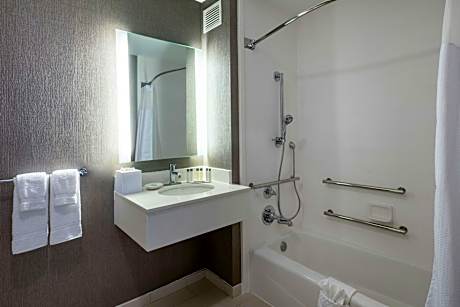 Queen Suite with Two Queen Beds, Bathtub and Trundle Sofa - Mobility Access/Hearing Accessible