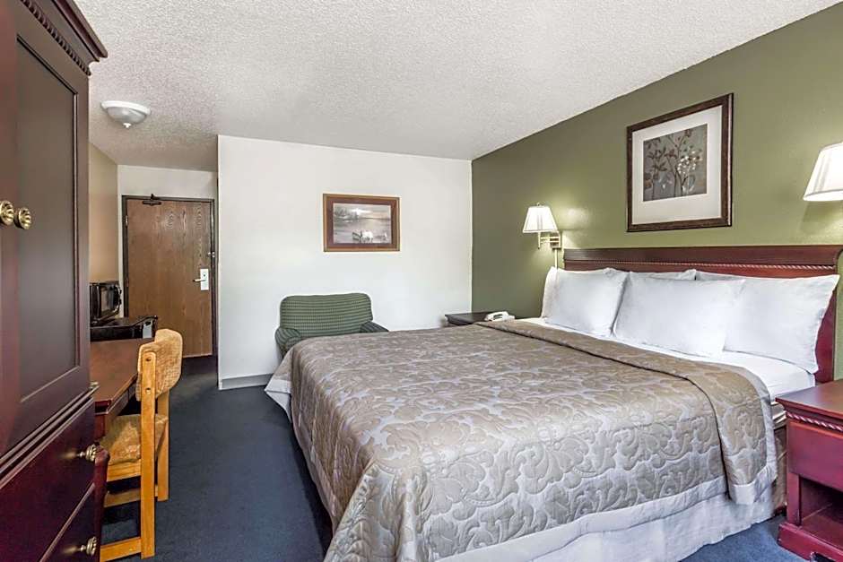 Photo 1 of 4 of 1 King Bed, Nonsmoking