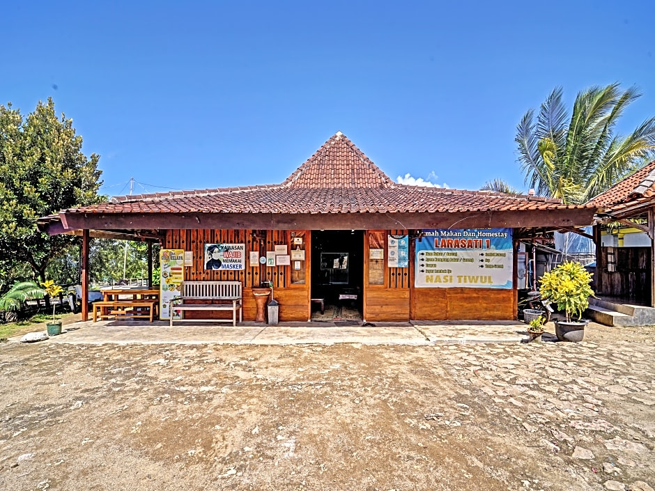 Oyo 91201 Larasati Homestay Pantai Klayar