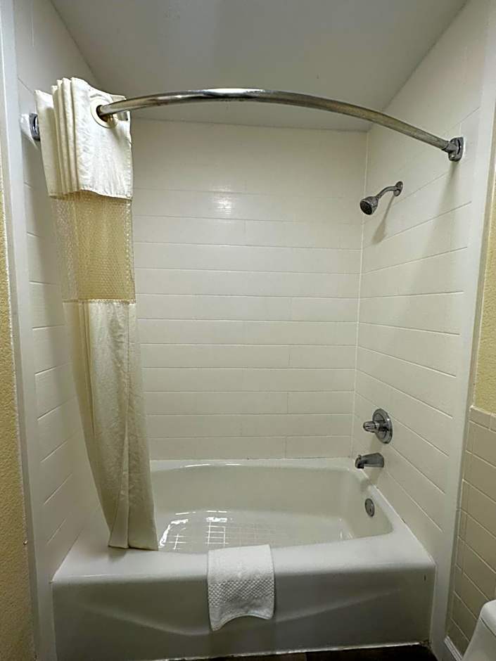 Rodeway Inn & Suites Hwy 290 Nw