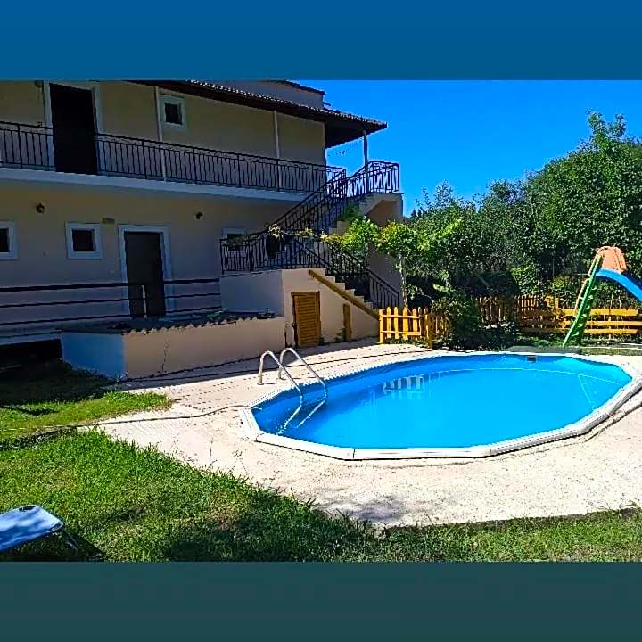 Georgina Apartments-pool-river-sea 5'