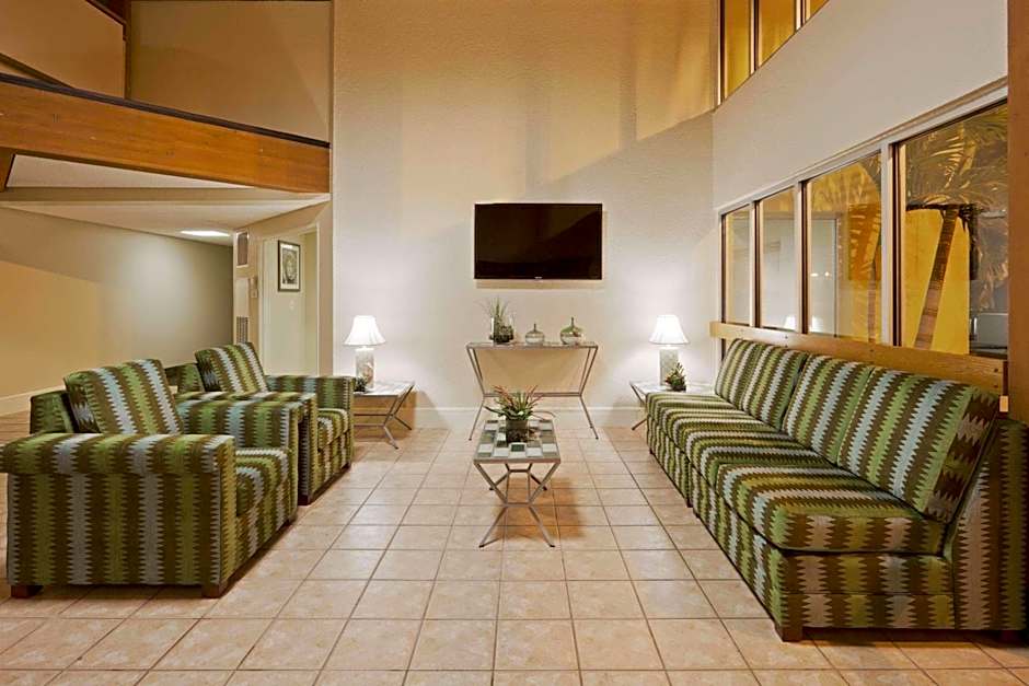La Quinta Inn & Suites by Wyndham St. Pete-Clearwater Airport