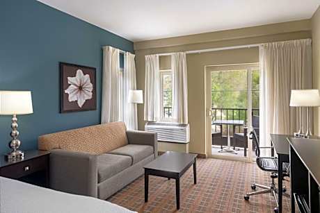 1 King Bed Non-Smoking Executive Room Balcony Work Desk Mini Fridge Full Breakfast