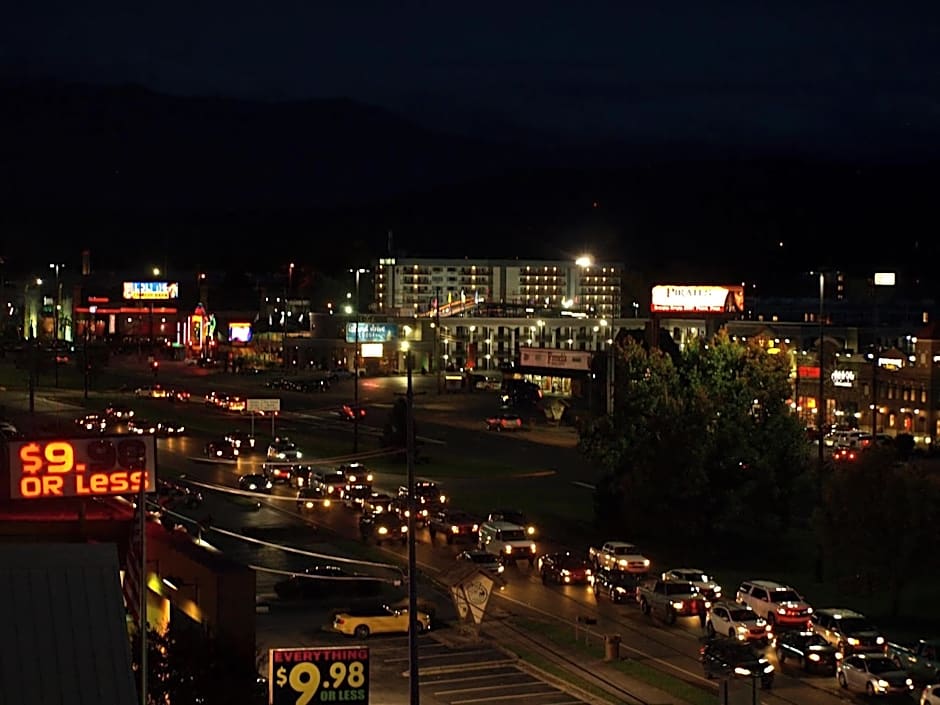 Mountain Vista Inn & Suites - Walking Distance to the Island