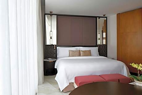 Executive Junior Butler Service, Suite, 1 King