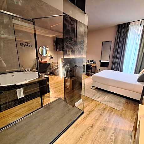 Deluxe Suite with Spa Bath