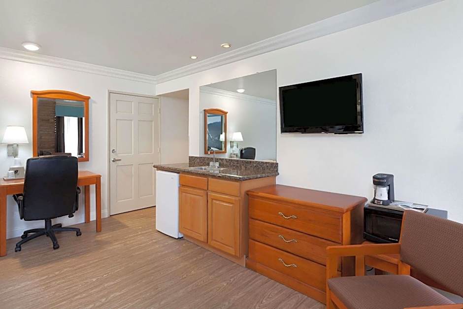 Super 8 by Wyndham Santa Clarita/Valencia