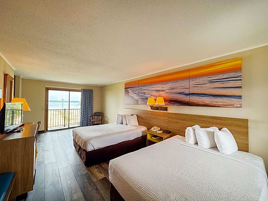 Days Inn by Wyndham Mackinaw City - Lakeview