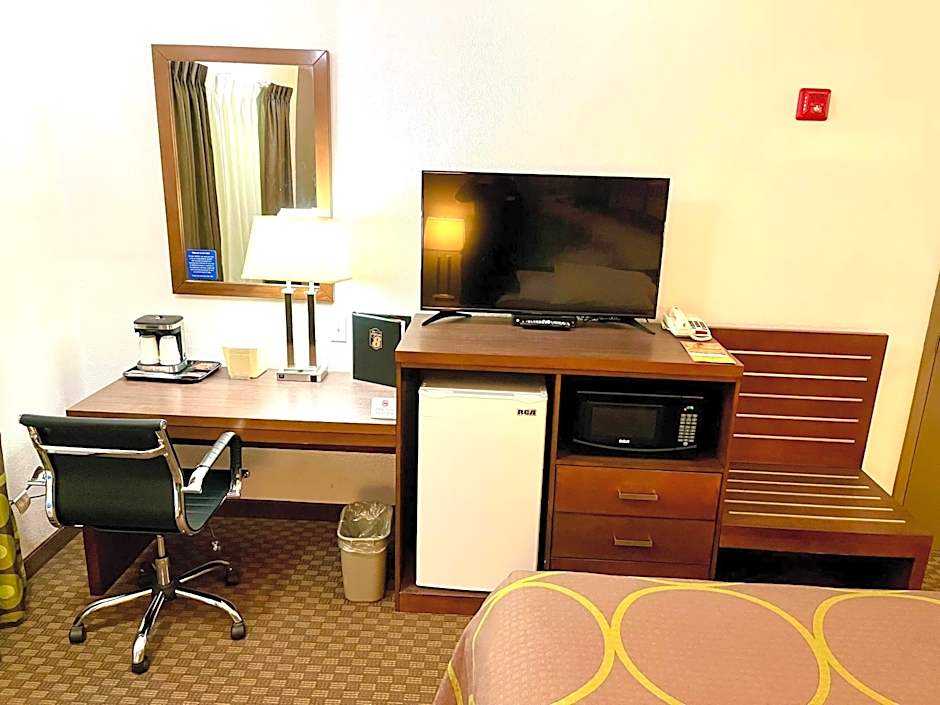 Super 8 by Wyndham Hinton