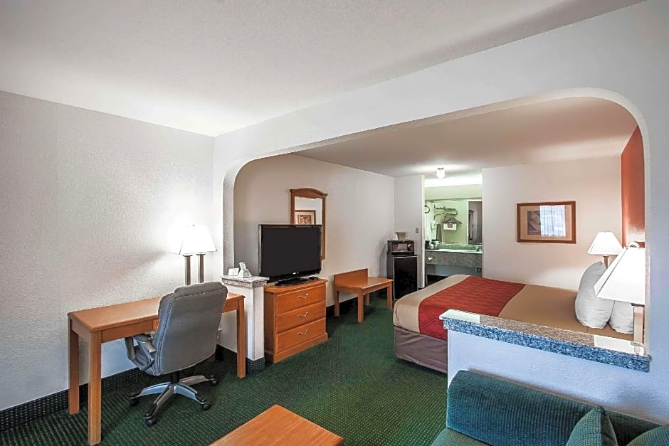 Econo Lodge Inn & Suites Memphis East