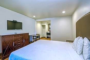 1 King Bed Nonsmoking