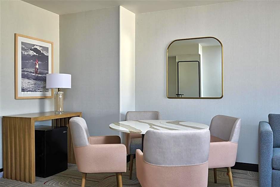 Hotel Zessa Orange County Airport, a DoubleTree by Hilton