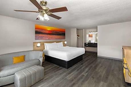 1 King Bed, Studio Suite, Non-Smoking