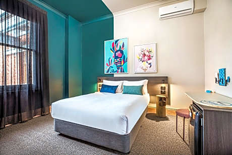 Studio Queen with shared bathroom facilities