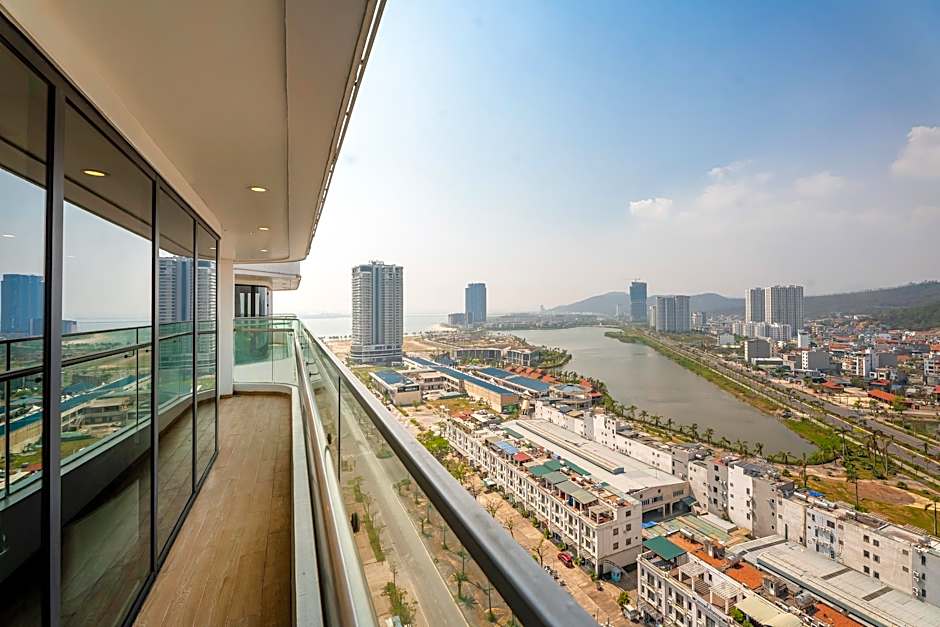 DeLaSea Ha Long Hotel - Modern Bayview Escape 