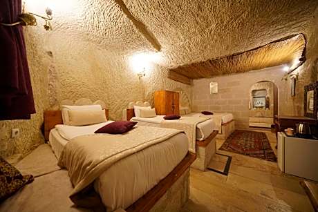 Quadruple Cave Room