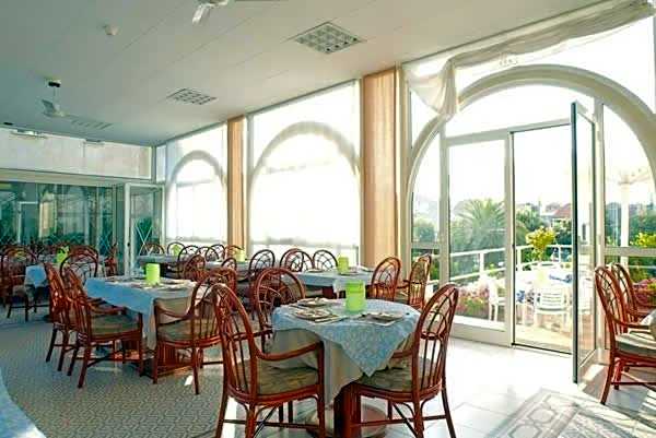 Hotel Riviera 3 Stelle con piscina estiva gratuita e garage a pagamento