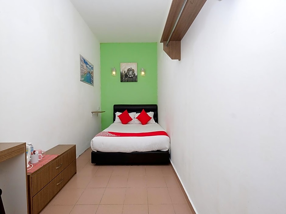 OYO 850 Gold Star Hotel