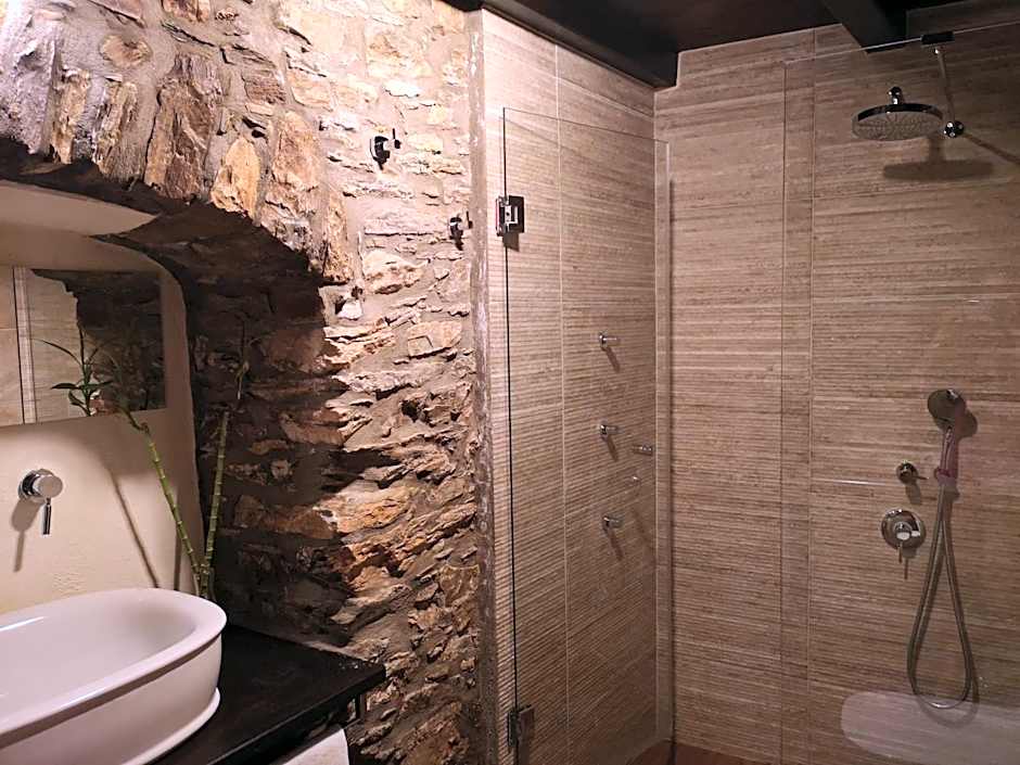1822 Makrinitsa Suites