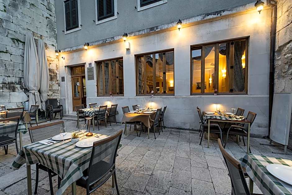 Hotel Peristil