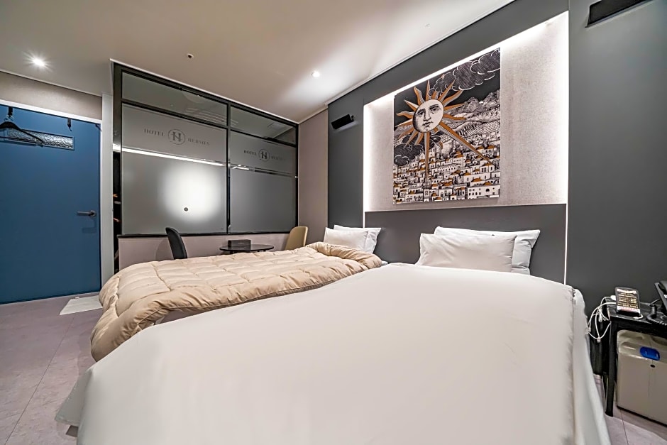 Hotel Hermes at Yongin Everland Station