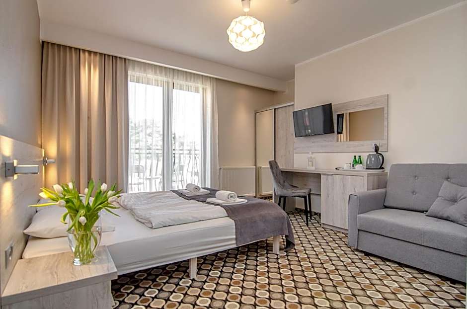 Marina Mielno z widokiem na jezioro