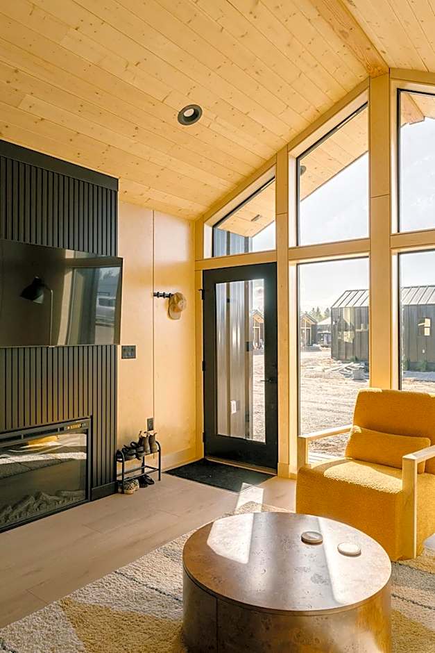 Yellowstone Peaks Hotel