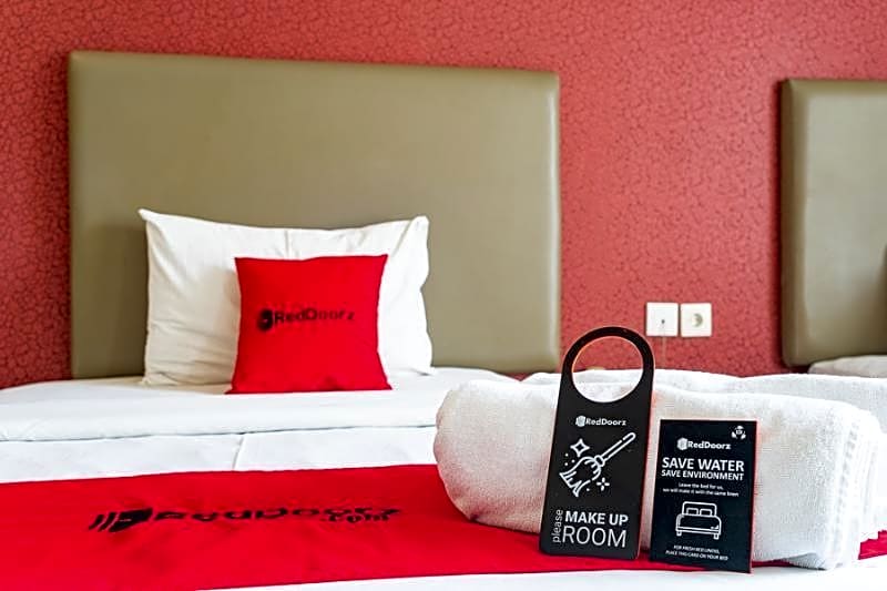 RedDoorz Plus near Blok M Square
