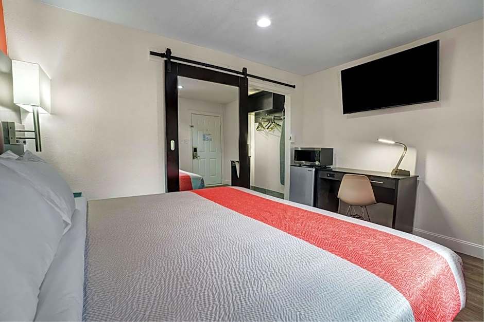 Motel 6 Bellville, OH