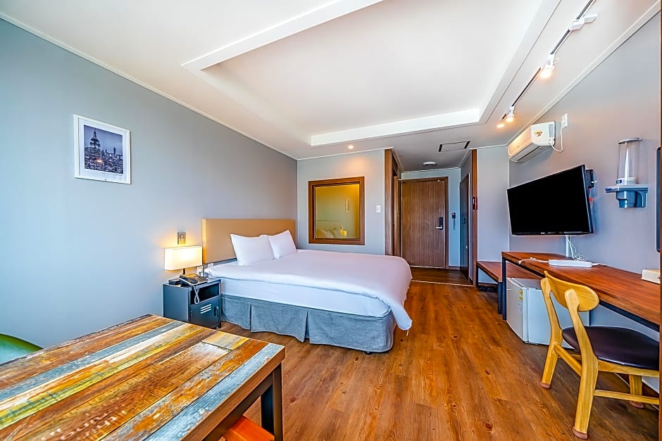 Check Inn Hotel