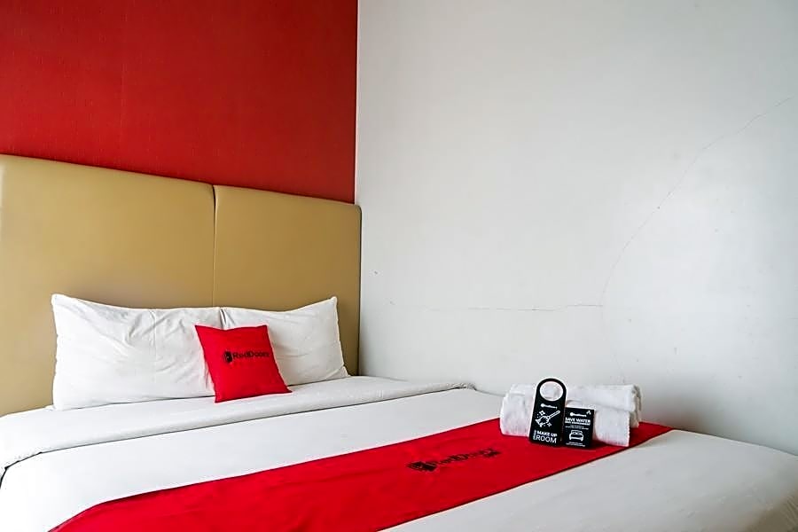 RedDoorz Plus near Blok M Square