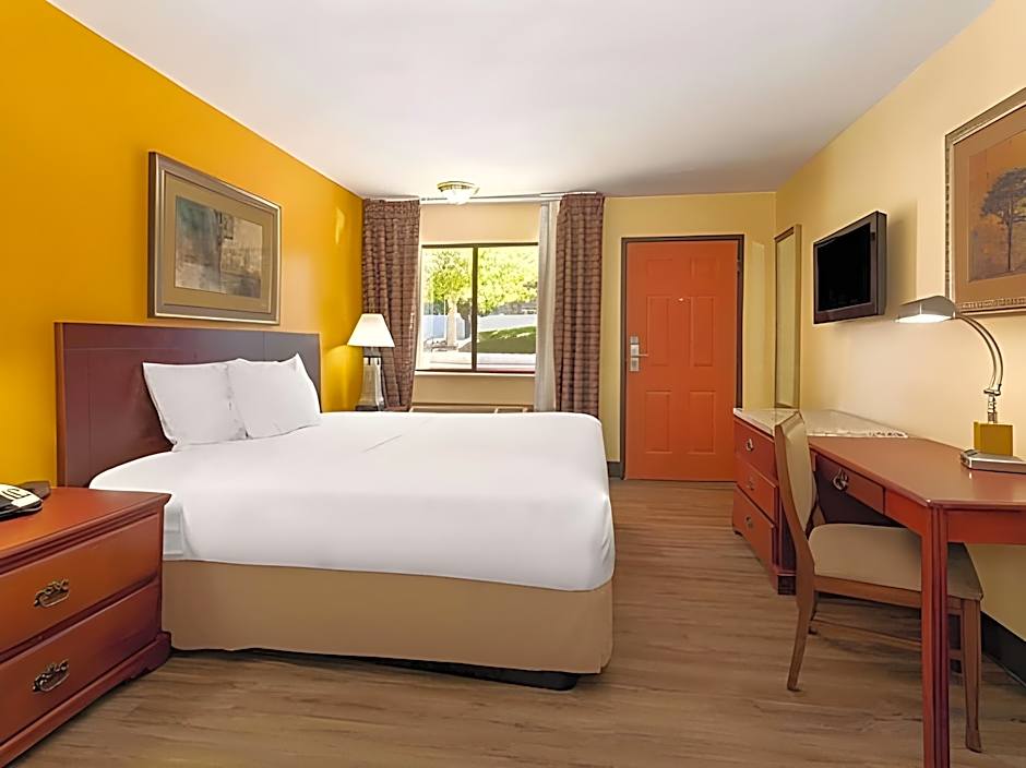 Travelodge by Wyndham Albuquerque East