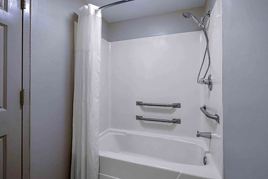 Days Inn & Suites by Wyndham Savannah Midtown