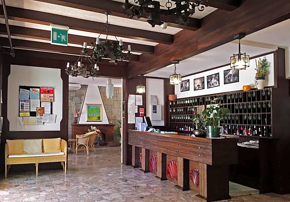 B&B Promenade Hotel Simple con Piscina