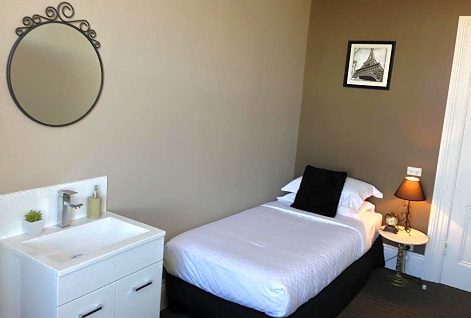 Centennial Inn on Bathurst