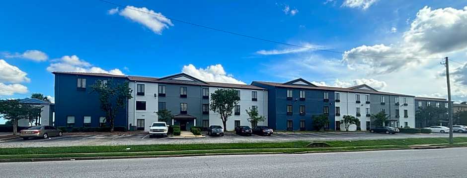 Quality Inn & Suites at Airport Blvd I-65