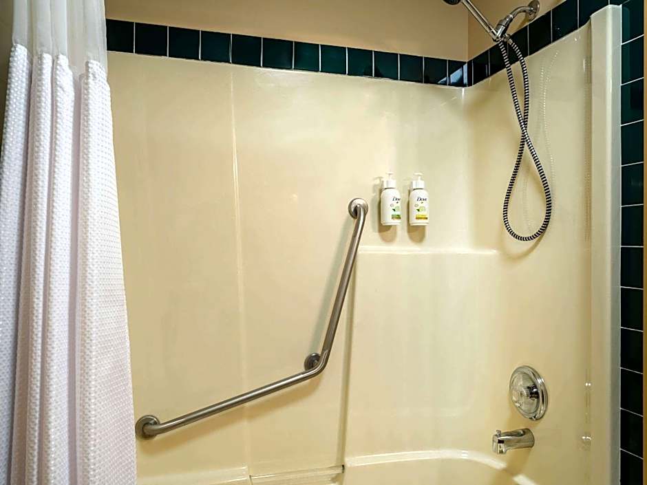 Travelodge by Wyndham Lacombe