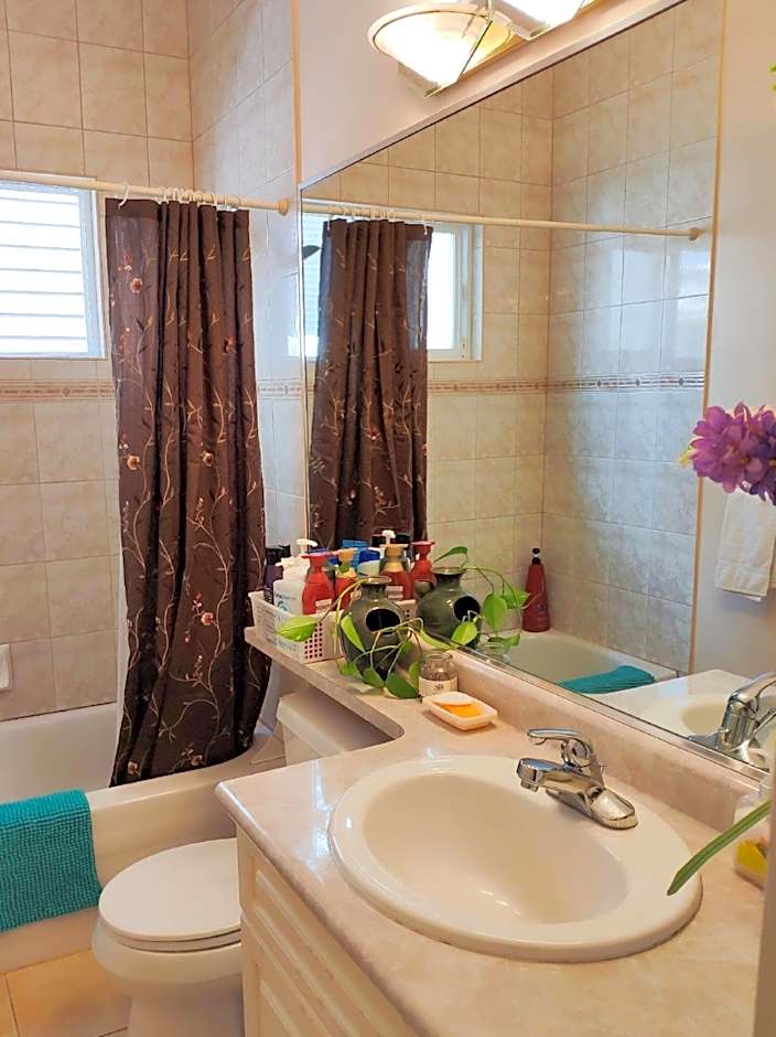 Helen's House / Close to Skytrain and Airport