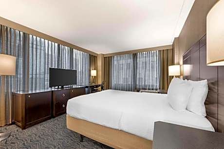 Queen Room with Roll-In Shower - Disability Access/Non-Smoking