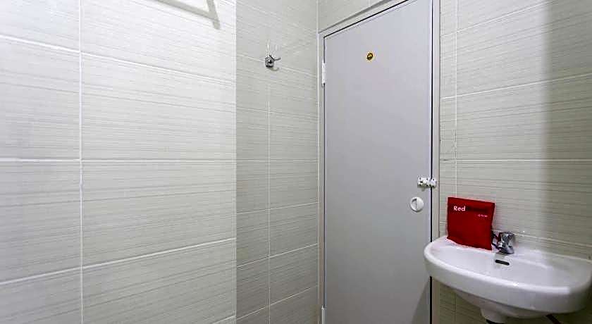 RedDoorz Plus @ Boulevard Residence BSD