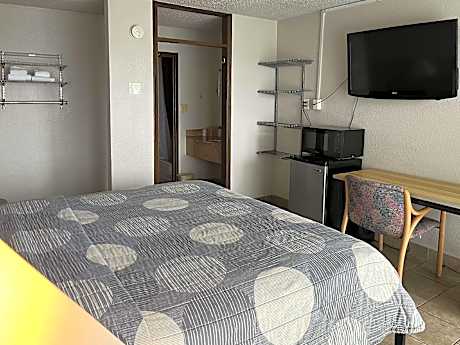 1 King Bed | Mob Acc RI Shwr Nsmk Micfridg